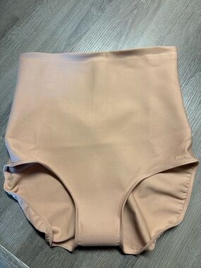 Skims butt lifting brief